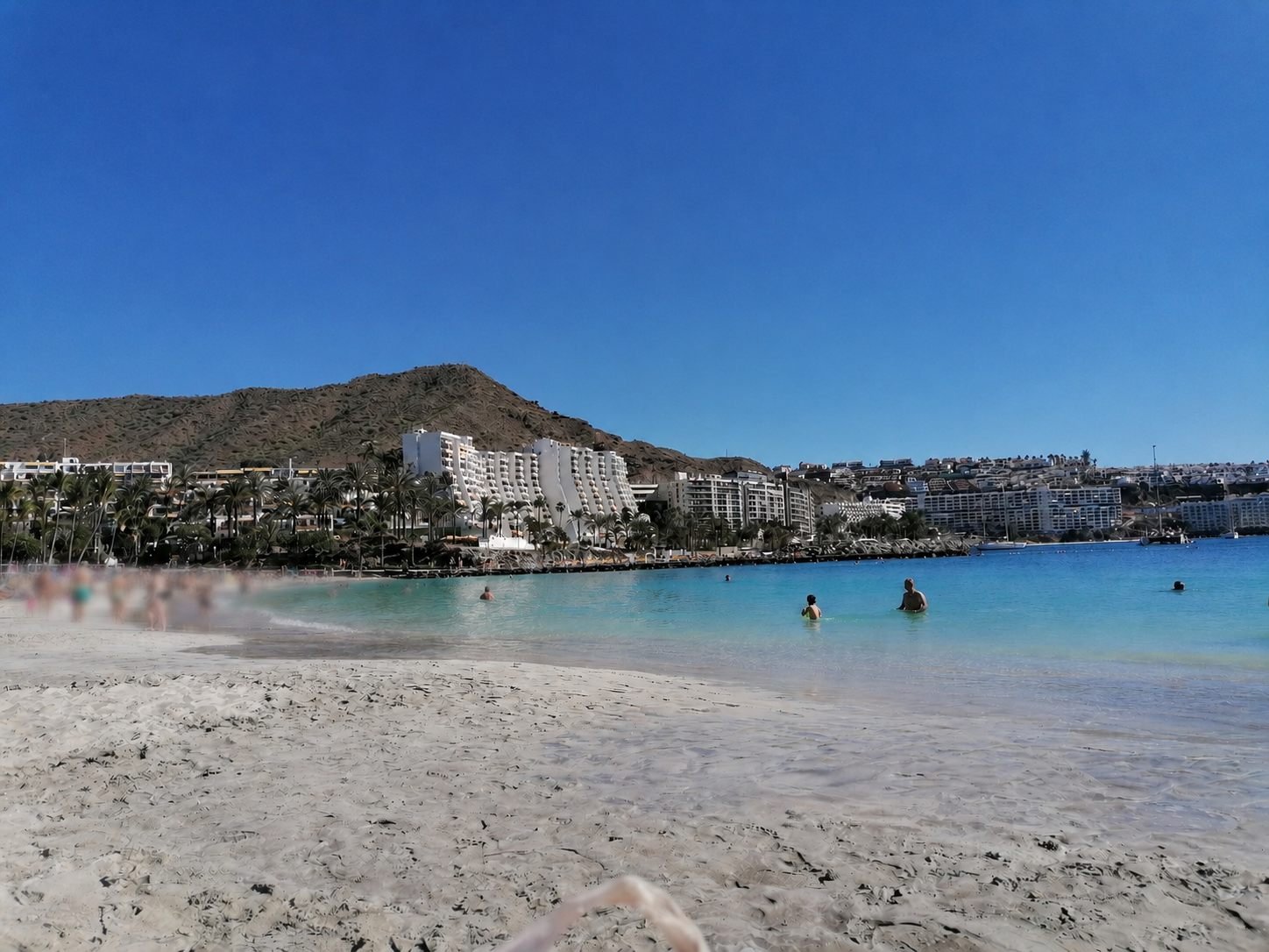 Anfi del Mar-bukten med hotellet på klippen og turkist vann