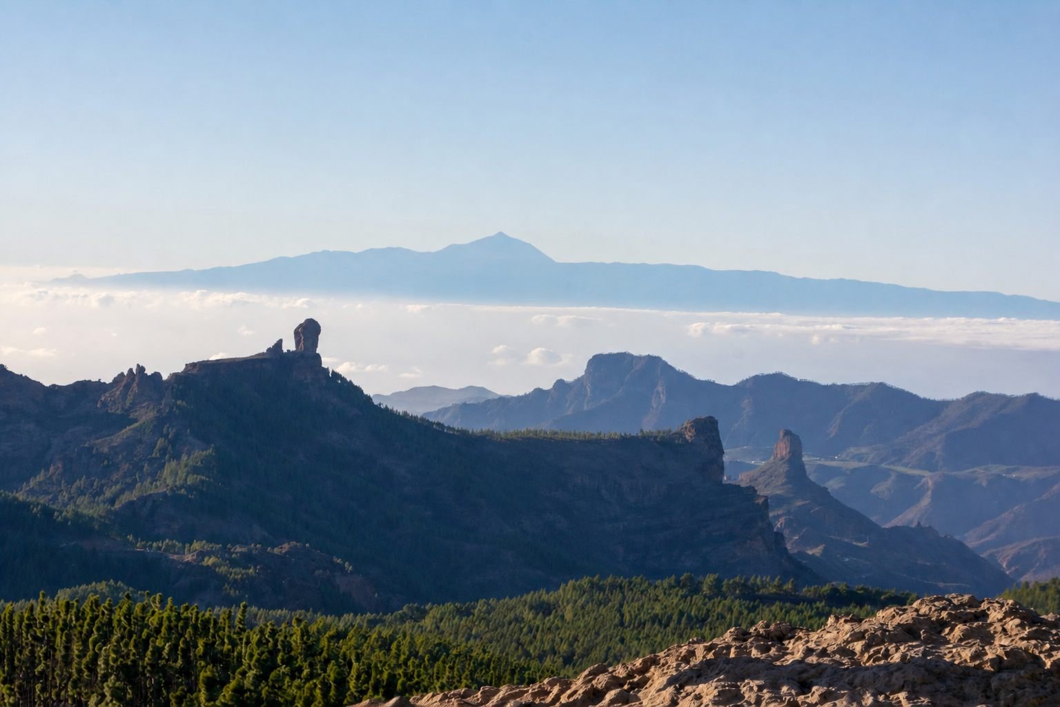 Roque Nublo med utsikt til Teide på Tenerife i bakgrunnen
